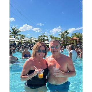 Cocktails at a D.R. pool party.