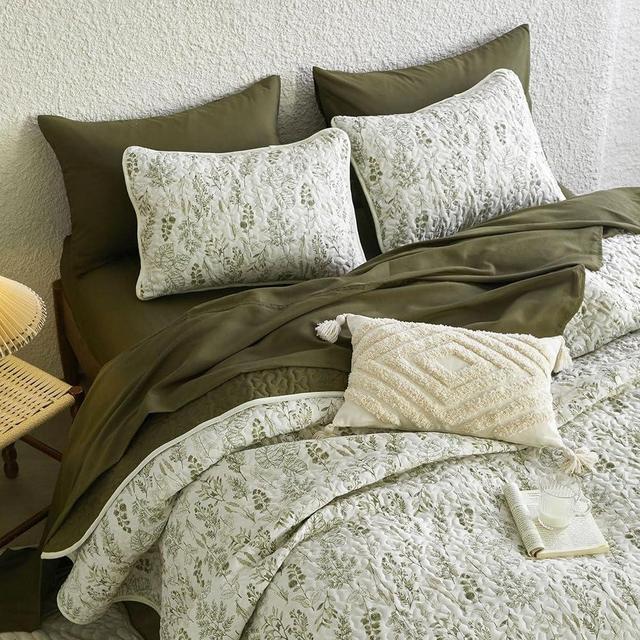 Wake In Cloud - Floral Quilt Set, Botanical Vintage Flower Coquette Cottagecore for Women Teen Girls, Reversible Lightweight Bedspread Coverlet, 3 Pieces, Olive Green, Queen/Full Size