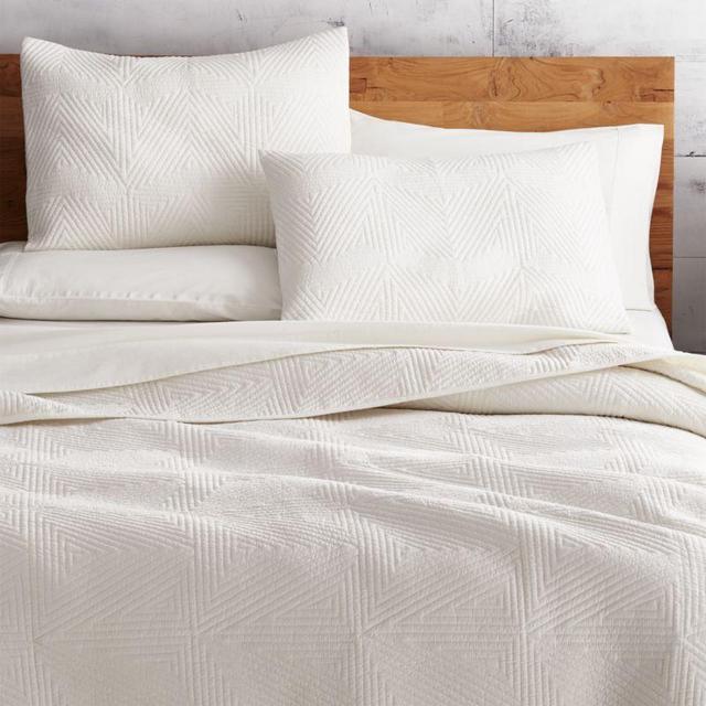 Triangle Ivory Coverlet Full/Queen