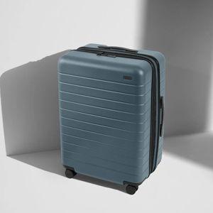Away Luggage – The Large Suitcase (Coast Blue)