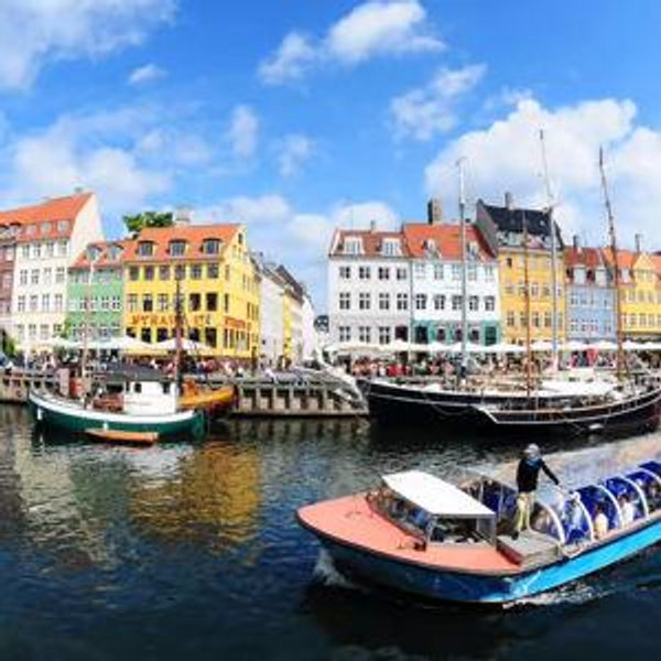 Cover our harbor cruise along Copenhagen's piers (honeymoon)