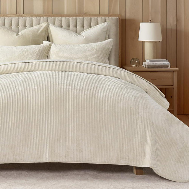 EVERGRACE Velvet Quilt Set King Size, Luxurious Soft Velvet Bedding Sets, Lightweight Velvet Comforter for All Season, Striped Channel Bedspread Coverlet with 2 Shams, Light Sand