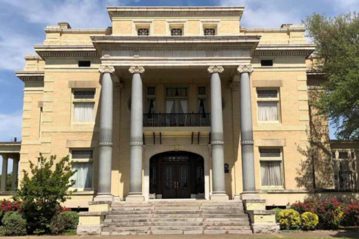 The Dallas Woman'S Forum At The Alexander Mansion