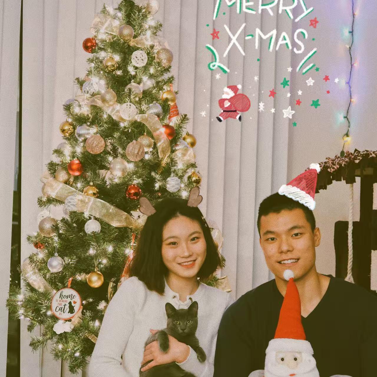 2020年我们领养了芝麻糊。糊糊是我们的宝贝，是我们家庭最重要的一份子。We adopted our kitten Sesame in 2020. She became our little girl and an inseparable part of our lives. We’ve grown together as a family.