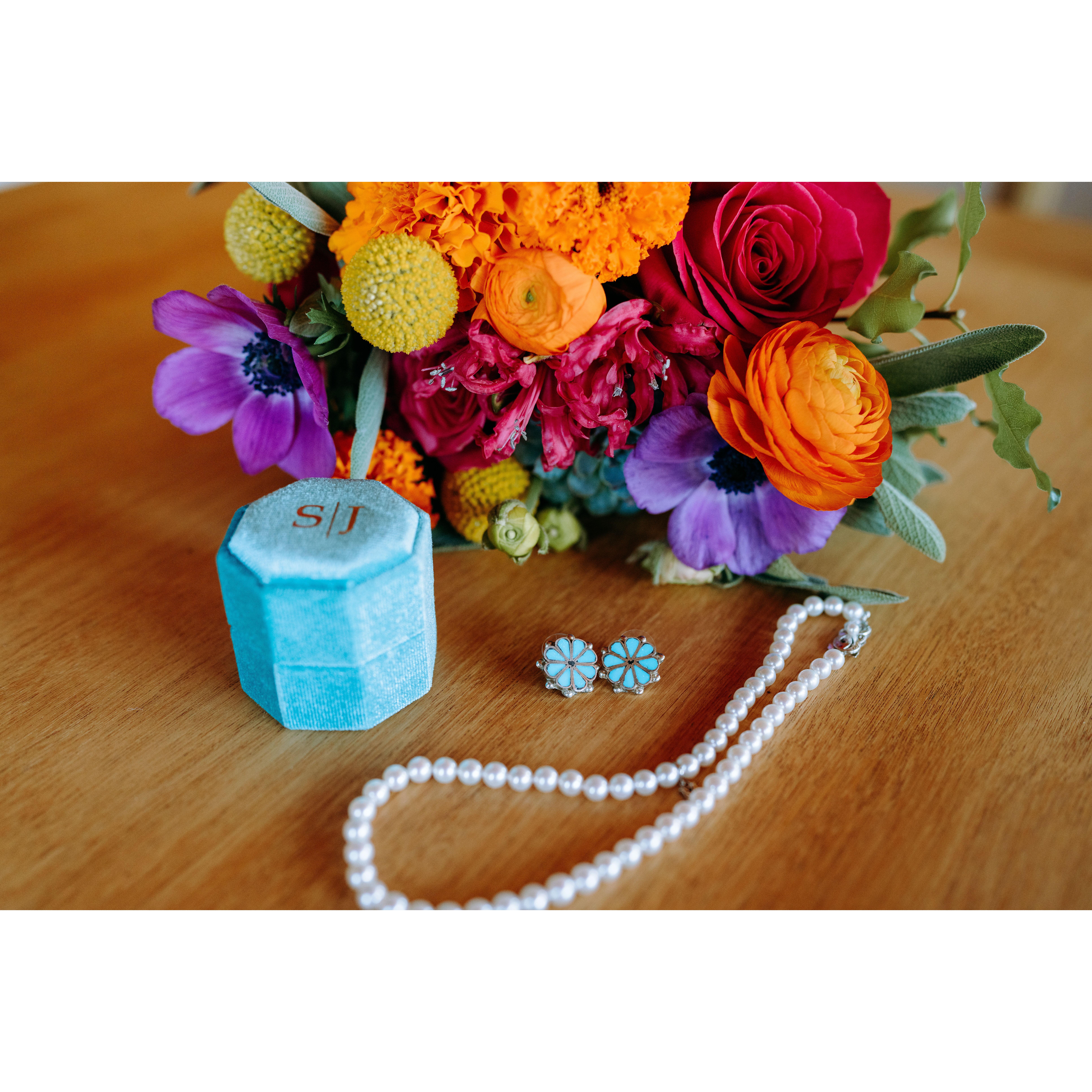 The bride's jewelry and her bouquet