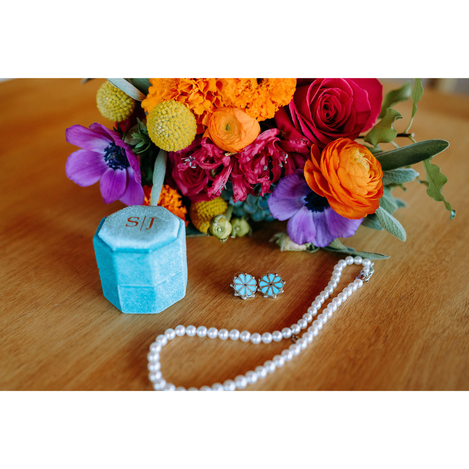 The bride's jewelry and her bouquet