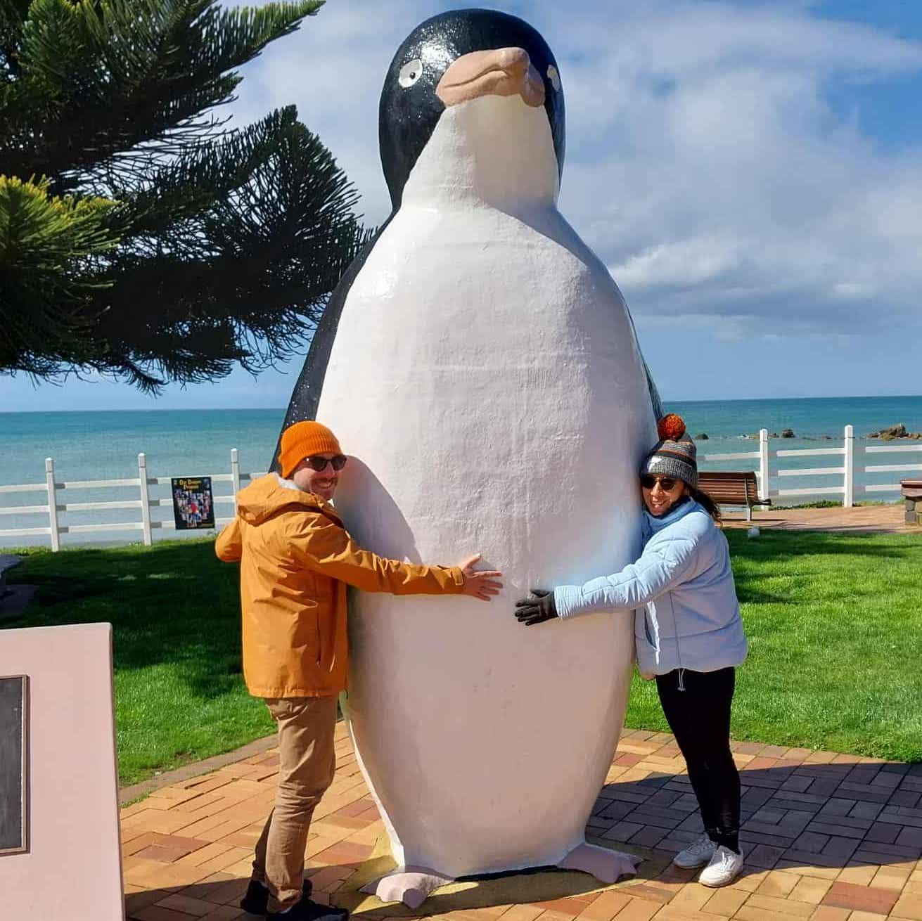 Abrazando a un pingüino gigante, por ninguna razón en particular...