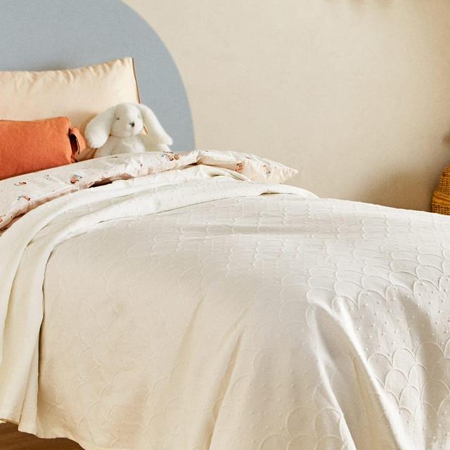 POLKA DOT BEDSPREAD WITH SCALLOPED DETAIL