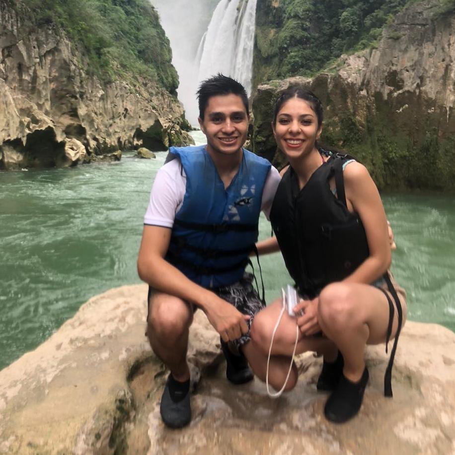 🌿 Primer viaje juntos a la Huasteca Potosina: Ríos, cascadas y dos corazones aventureros. Desde entonces, descubrir el mundo juntos se volvió nuestro plan favorito.