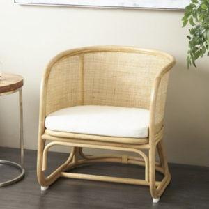 Silla decorativa redondeada de ratán tejido en marrón claro
