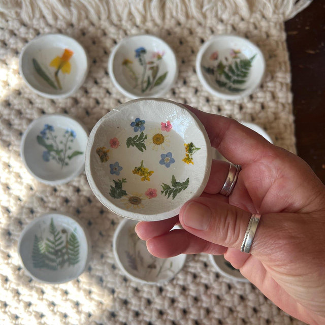 Tiny Floral Ring Dish for spring decor, Real Pressed flowers in clay, handmade botanical decor for jewelry, Nature Loving gift for gardener