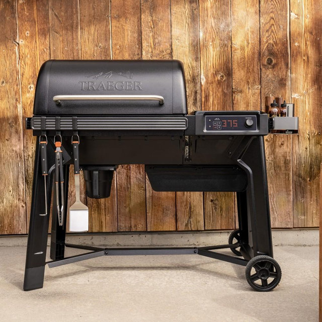 Traeger Woodridge™ Pellet Grill, Standard UPS Delivery