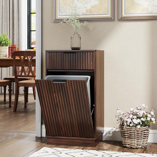 YUWVVCV 19-inch 10-Gallon Wood Grain Tilt-Down Trash Can Cabinet,Wooden Grooved Recycling Cabinet with Wave Texture Hidden Drawer and Pull-Out Trash Can,Suitable for Kitchen,Bathroom (Walnut-01)