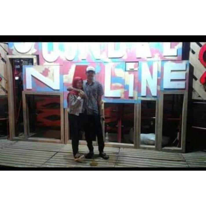 Awal cerita kita, " Ketemu dicomblangi sama teman" ketemu di kampung Pompa waktu 17 Agustus 2018. Singkat cerita kita berkenalan dulu dan ini foto pertama kita ngedate nonto konser di Stadion pada tahun itu.