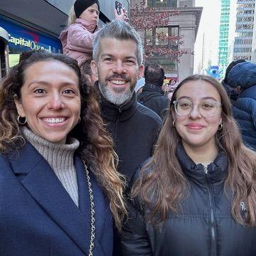 Macy's Thanksgiving Parade: Julieta's first time meeting Vicky