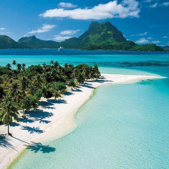 Bora Bora è un'isola vulcanica nel Pacifico meridionale, parte dell'arcipelago delle Isole della Società in Polinesia francese. L'isola ospita un fenomeno naturale unico noto come "matrimonio dei coralli", fenomeno biologico affascinante che avviene quando i coralli maschili e femminili rilasciano le loro cellule riproduttive nello stesso momento. Questo evento si verifica di solito una volta all'anno, di solito durante le notti di luna piena in estate, e crea  un'esplosione di vita e colore nelle acque circostanti.
Bora Bora is a volcanic island in the South Pacific, part of the Society Islands archipelago in French Polynesia. The island is home to a unique natural phenomenon known as 'coral marriage'. A fascinating biological phenomenon that occurs when male and female corals release their reproductive cells at the same time. This event usually occurs once a year, usually during full moon nights in summer, it creates an explosion of colour in the surrounding waters.