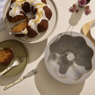 Fluted Ceramic Non-Stick Cake Pan