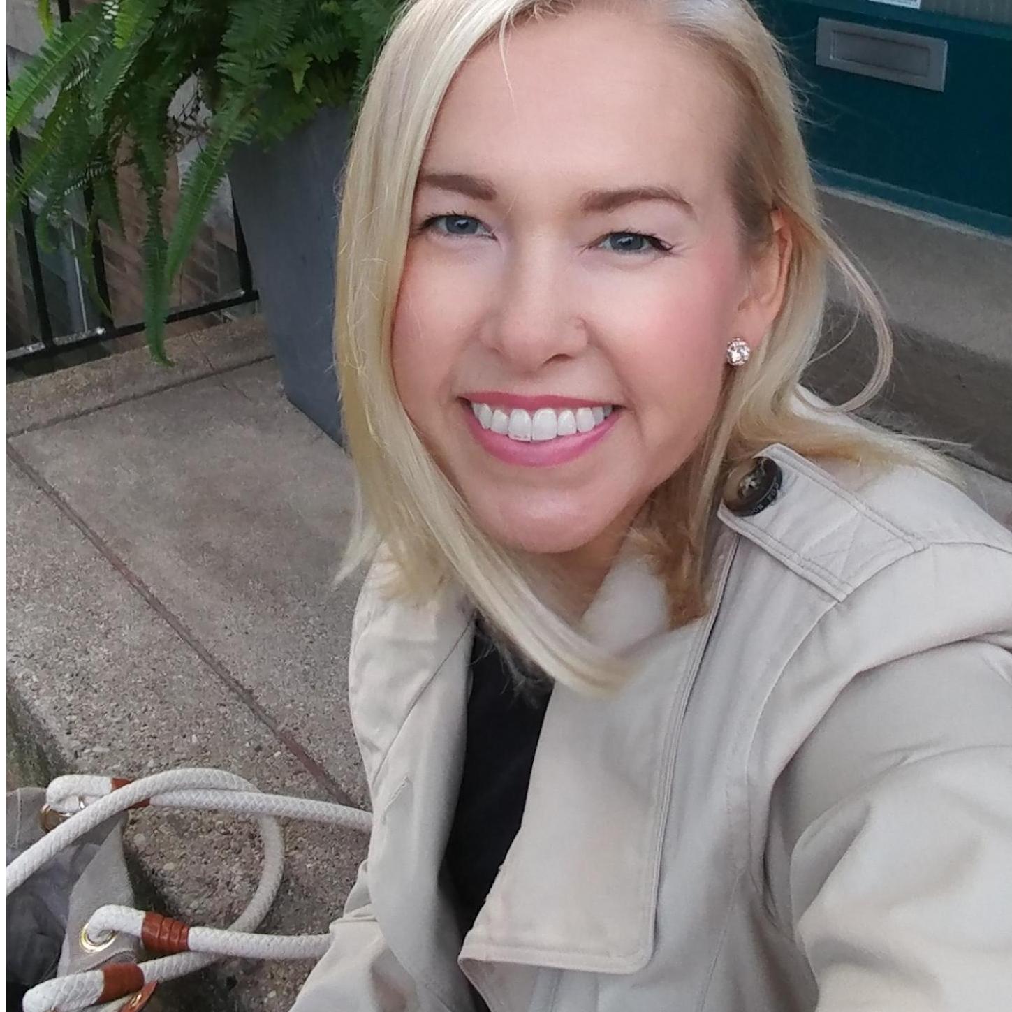 Waiting for an Uber on my stoop on my last work day in Chicago!