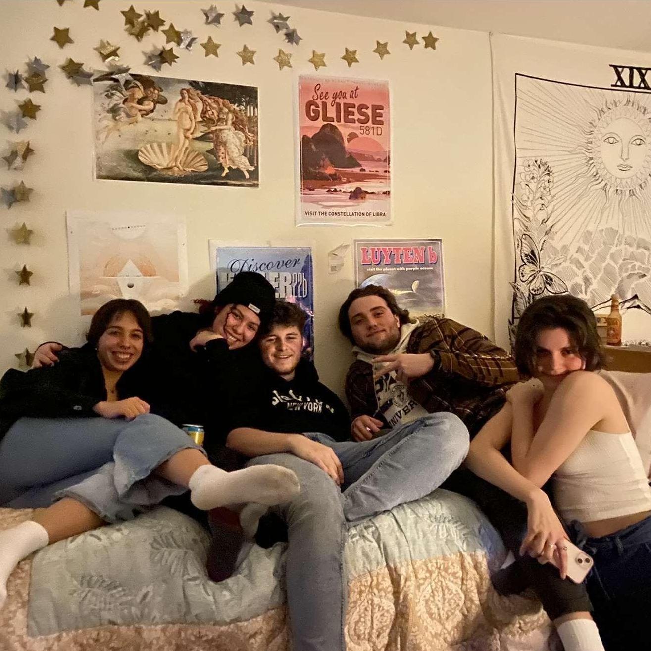 friends in ava's dorm