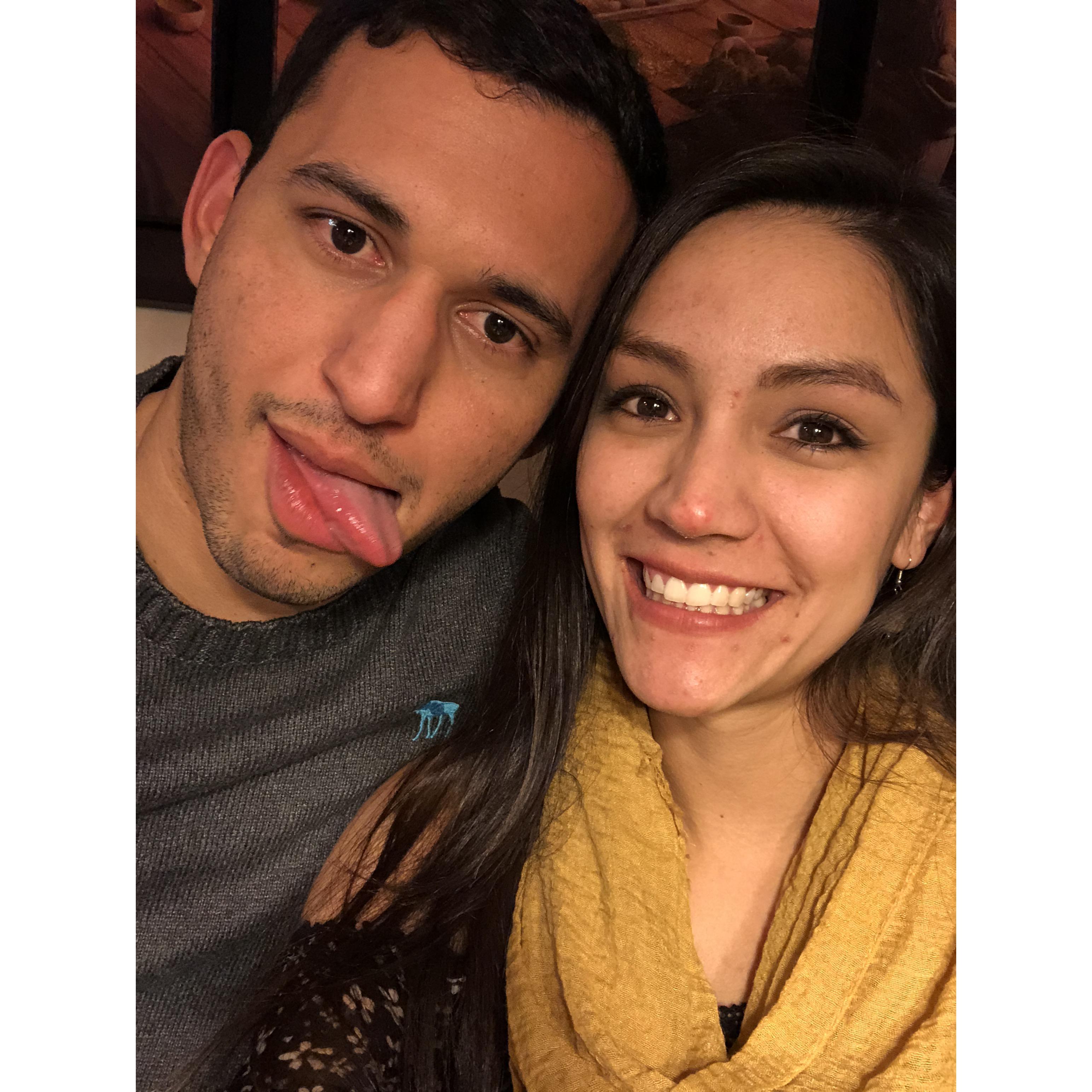 Los dos amamos el café. Nuestras primeras citas fueron en un coffee shop en Dallas.
***
We both love coffee. Our first dates were at a coffee shop in Dallas!