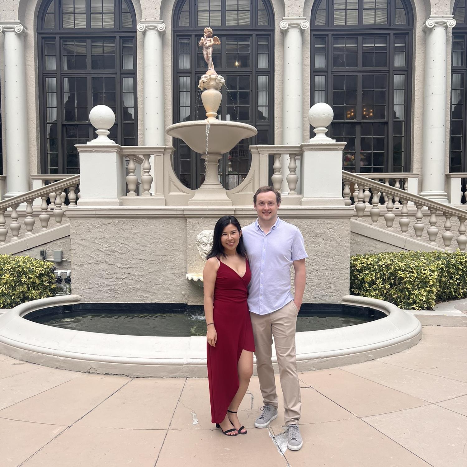 Conor made his debut as Diana’s partner at her high-powered firm retreat, where she answered yes to his much-earlier question about moving in. Conor第一次作为Diana的伴侣亮相她那个高大上的公司度假，就在这儿，她对他之前那个“搬一起住”的老问题说了声“好吧！”
