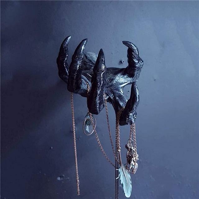 DYFCNP U/D Halloween Witch Hand Key Holder Wall Mounted Hooks- Spooky Gothic Home Decor for Kitchens Bedrooms - Multifunctional Hooks Decorations Hanging Keys Jewelry, 7.1 X 3.9 in