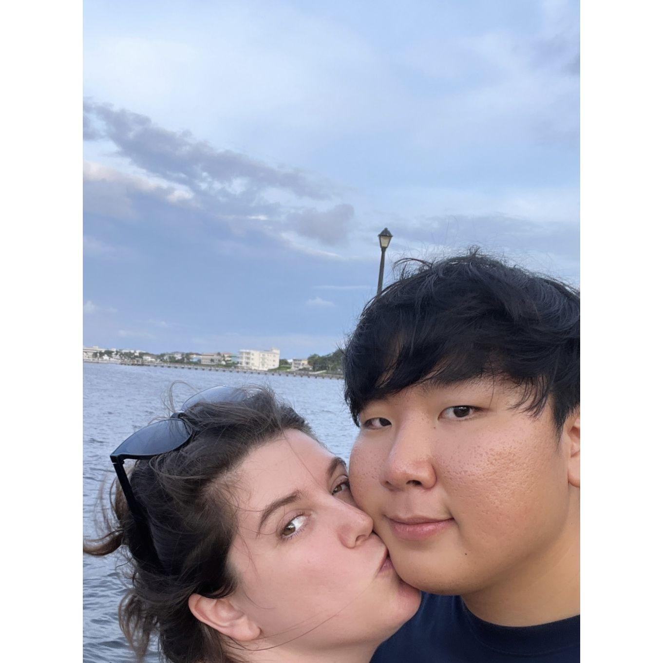 In summer, we traveled to Florida. Jessica’s parents and grandmothers were so welcoming, and Jinhwan felt very loved by Them. 여름에 저희는 플로리다로 여행을 갔어요. 이곳에서 진환이는 제시카의 부모님과 할머니들에게 정말 따뜻한 환영을 받았어요.