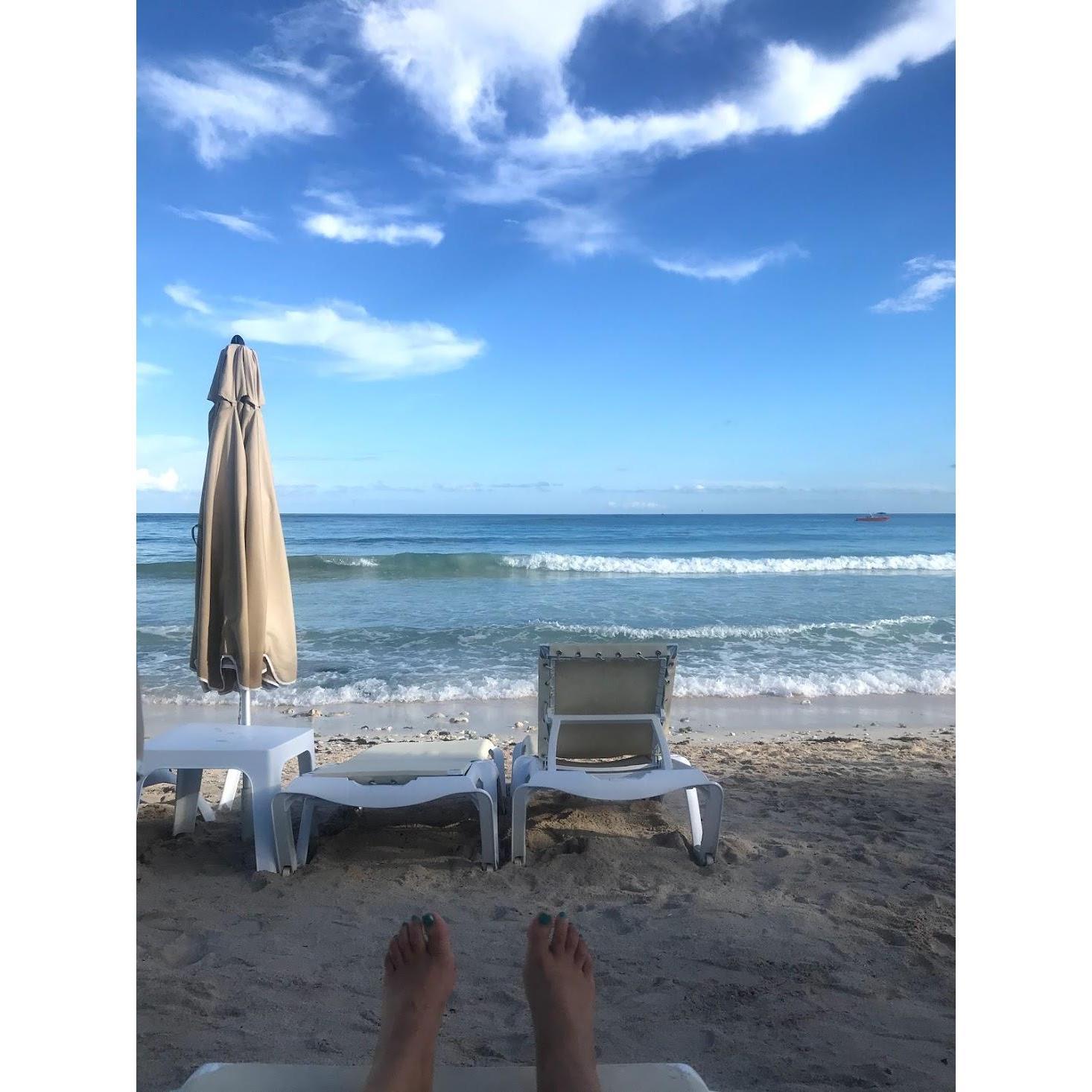 Resort Life - Yes, there is drink service on the beach!