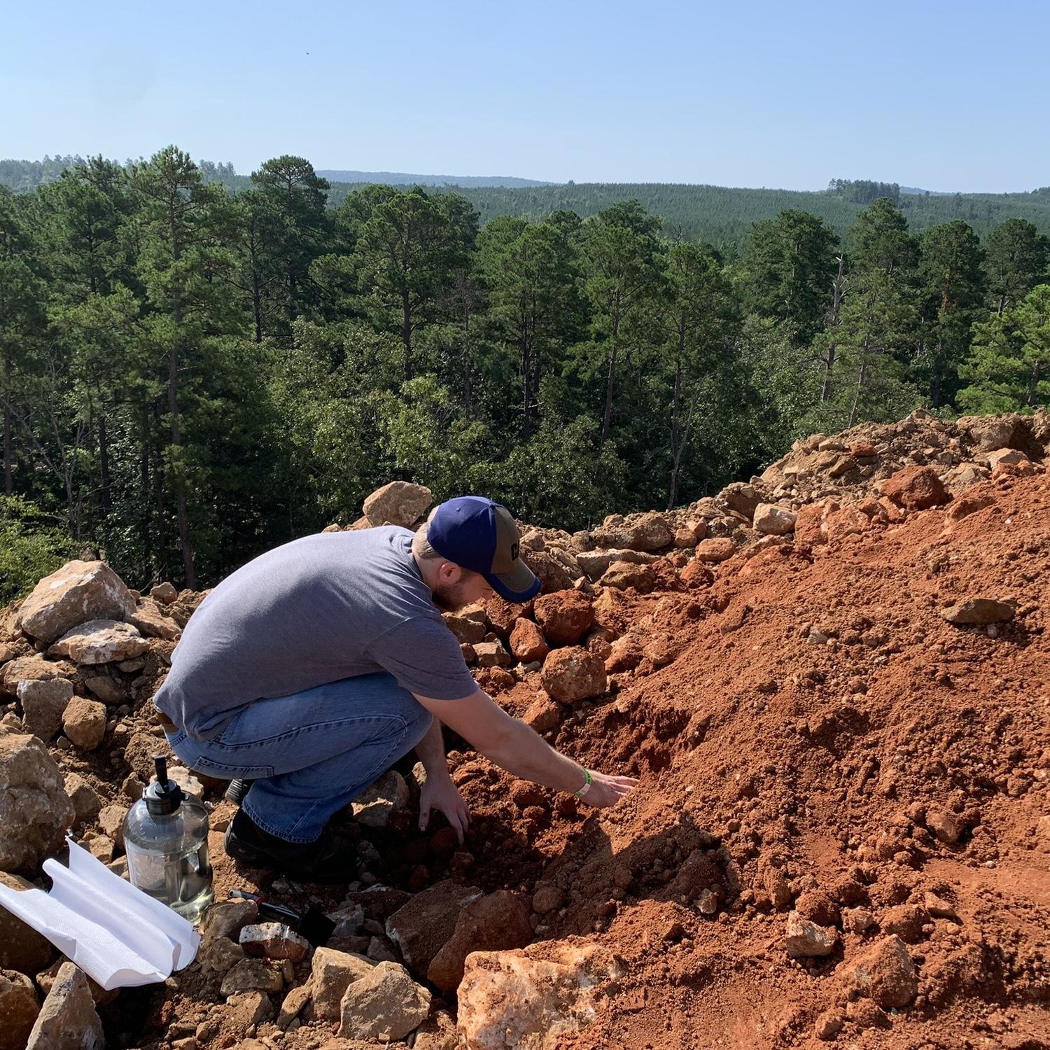 Josh in his natural habitat #2, digging for quartz crystals / Josh en su hábitat natural #2, cavando en busca de cristales de cuarzo