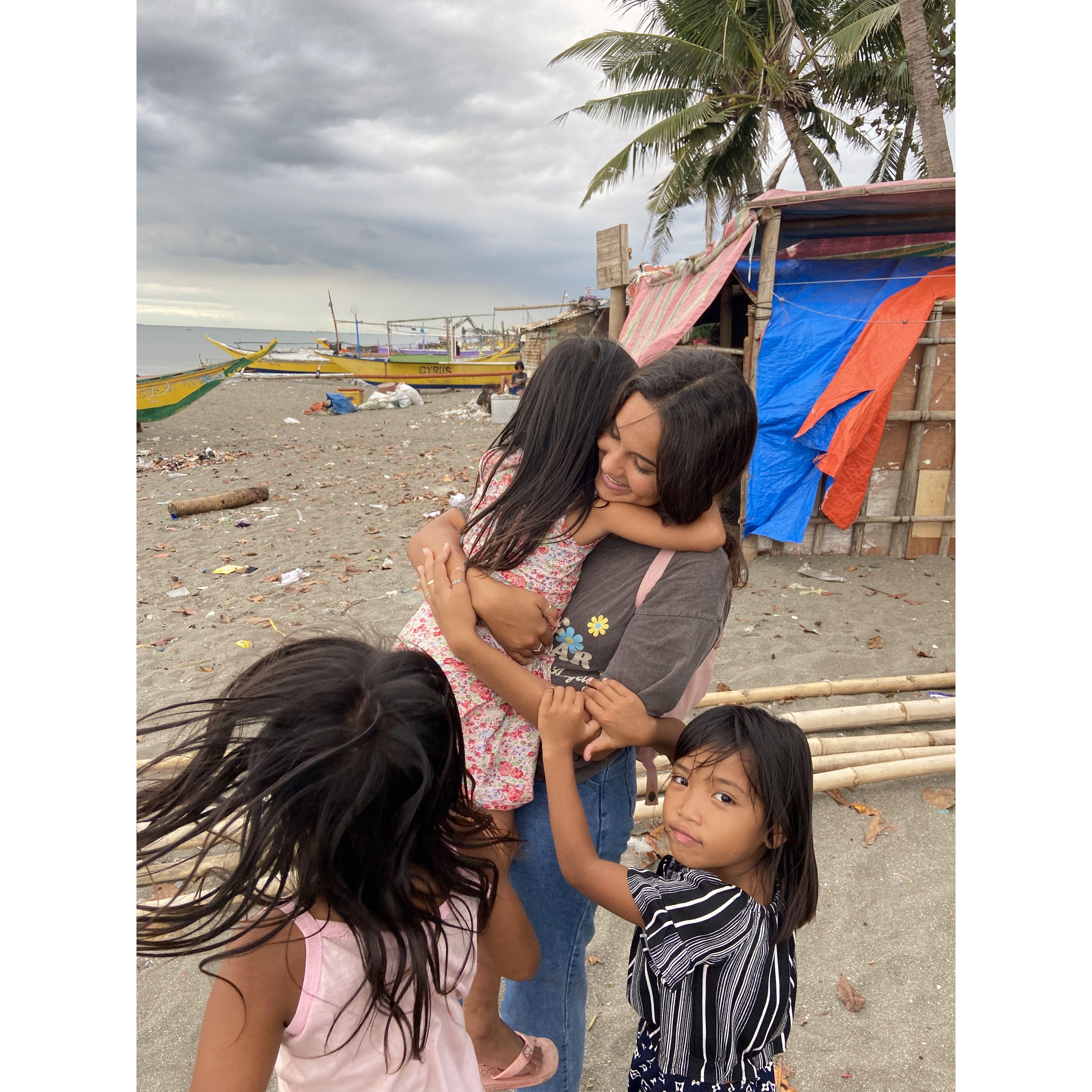 Brooks in the Philippines with the cutest kids.
Brooks in de Filipijnen met de schattigste kinderen.