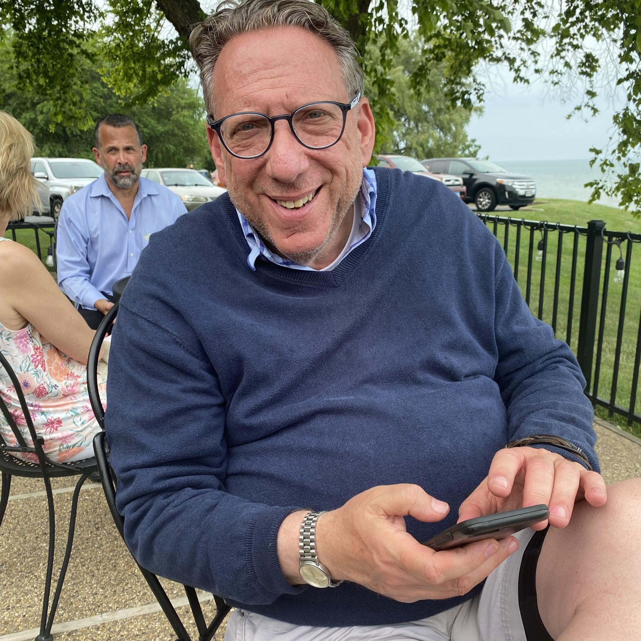 Could you be angry at this guy for being an 1.5 late for your second date?