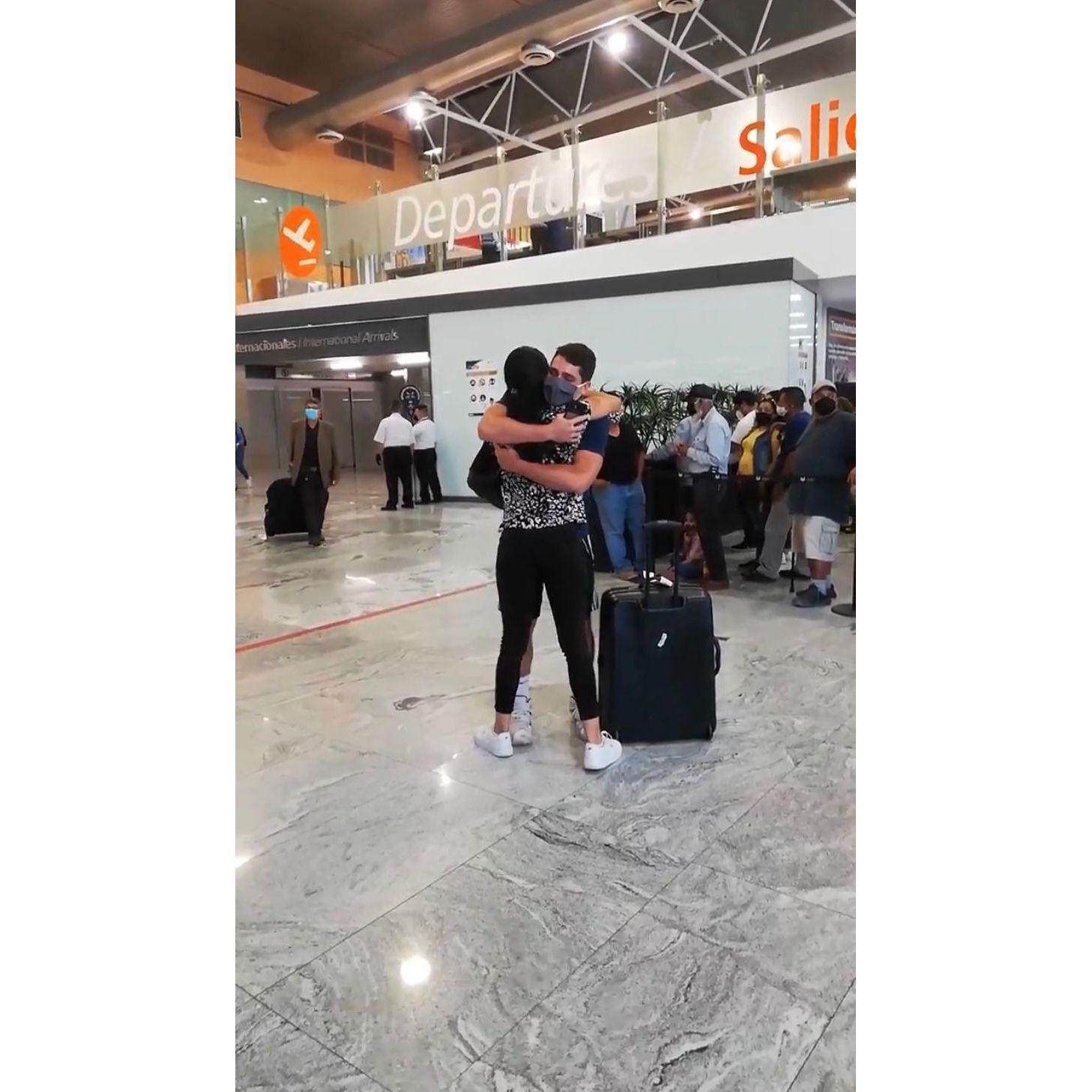 First time meeting in person. On our first date, it rained so hard water on the street flooded into the shop.
Primera vez que nos conocimos en persona. En nuestra primera cita, llovió muy fuerte.