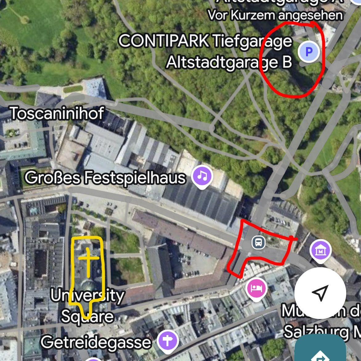 Die Kollegienkirche (gelb) ist in der Altstadt gelegen und nur fußläufig erreichbar. Das nächste Parkhaus ist die Altstadtgarage B (rot), schnell aussteigen geht am Herbert-von-Karajan-Platz (rot).