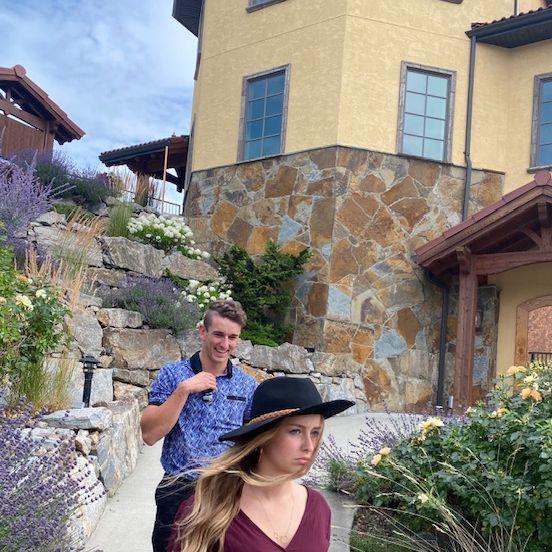 2020: Carson tells a stranger Rachel is his cousin and she is not impressed.