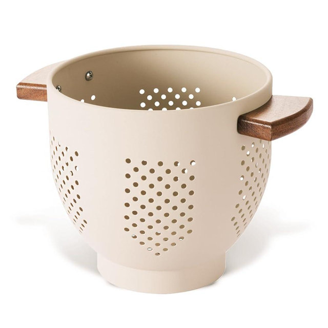 Metal Colander with Wood Handle and Stable Base, Powder Coated Steel Kitchen Strainer Basket for Draining Pasta, Vegetable and fruit (3quart,Sandyellow)