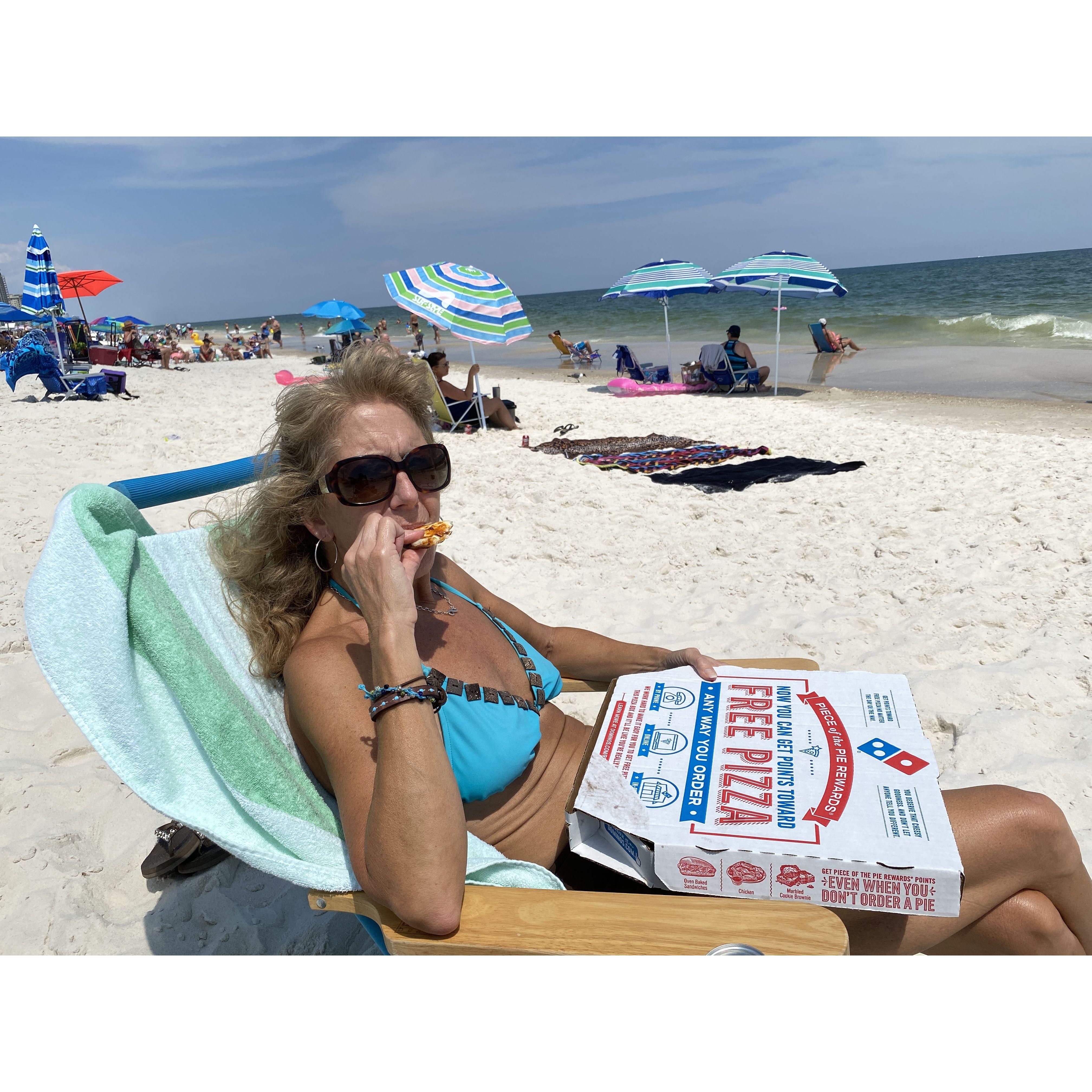 Happy girl: Sun, Beach, and Pizza!!!