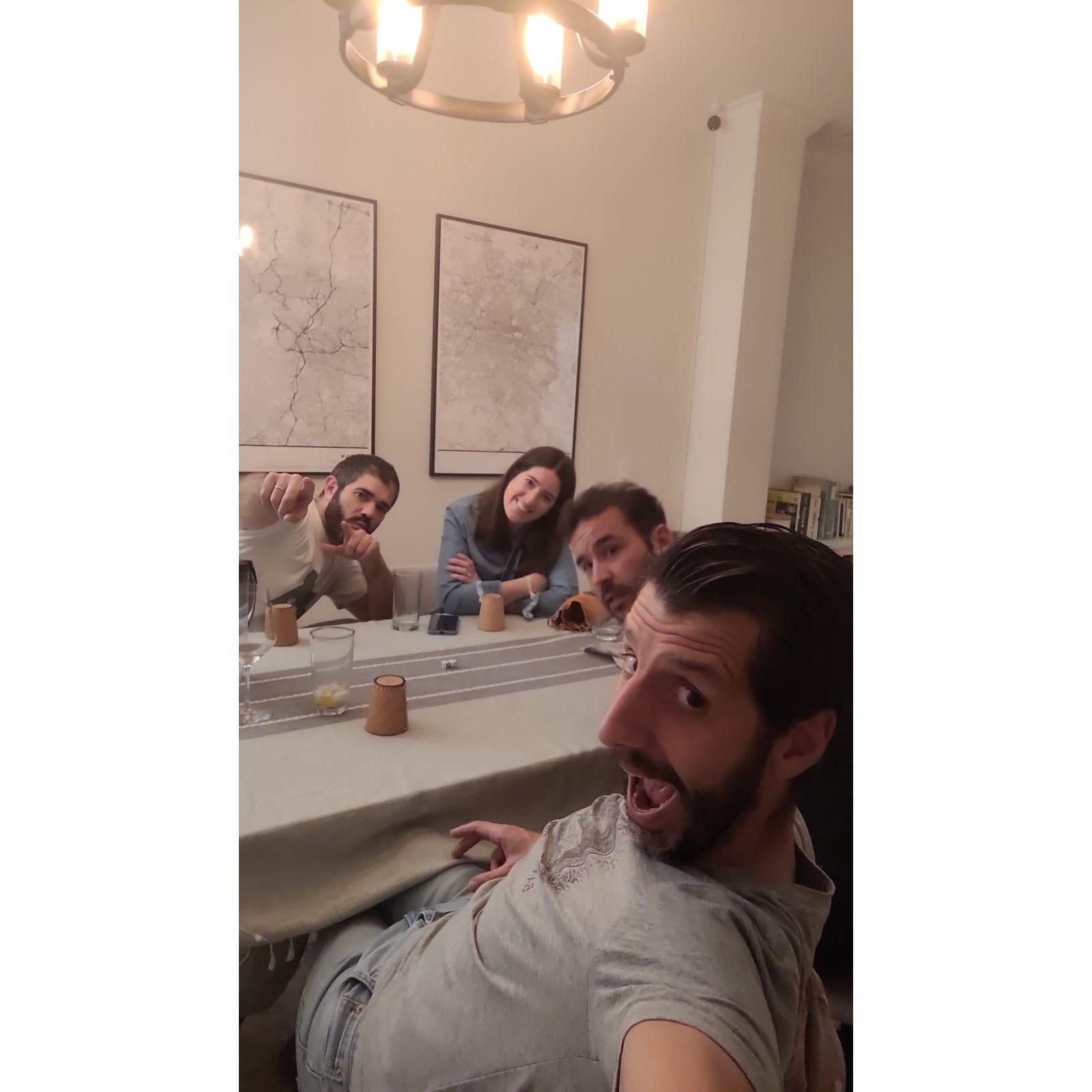 Jugando a los dados… who won that night?