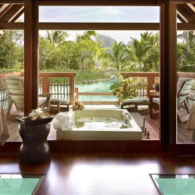 Overwater Spa Suite Massage