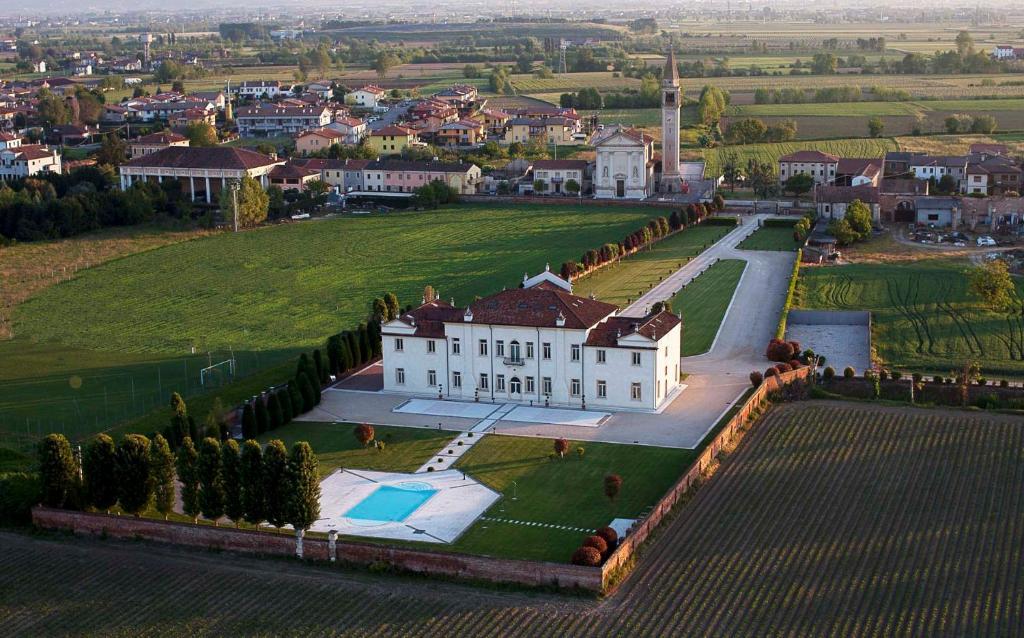 The Wedding Website of Emanuela Schürch and Bennie Harris II