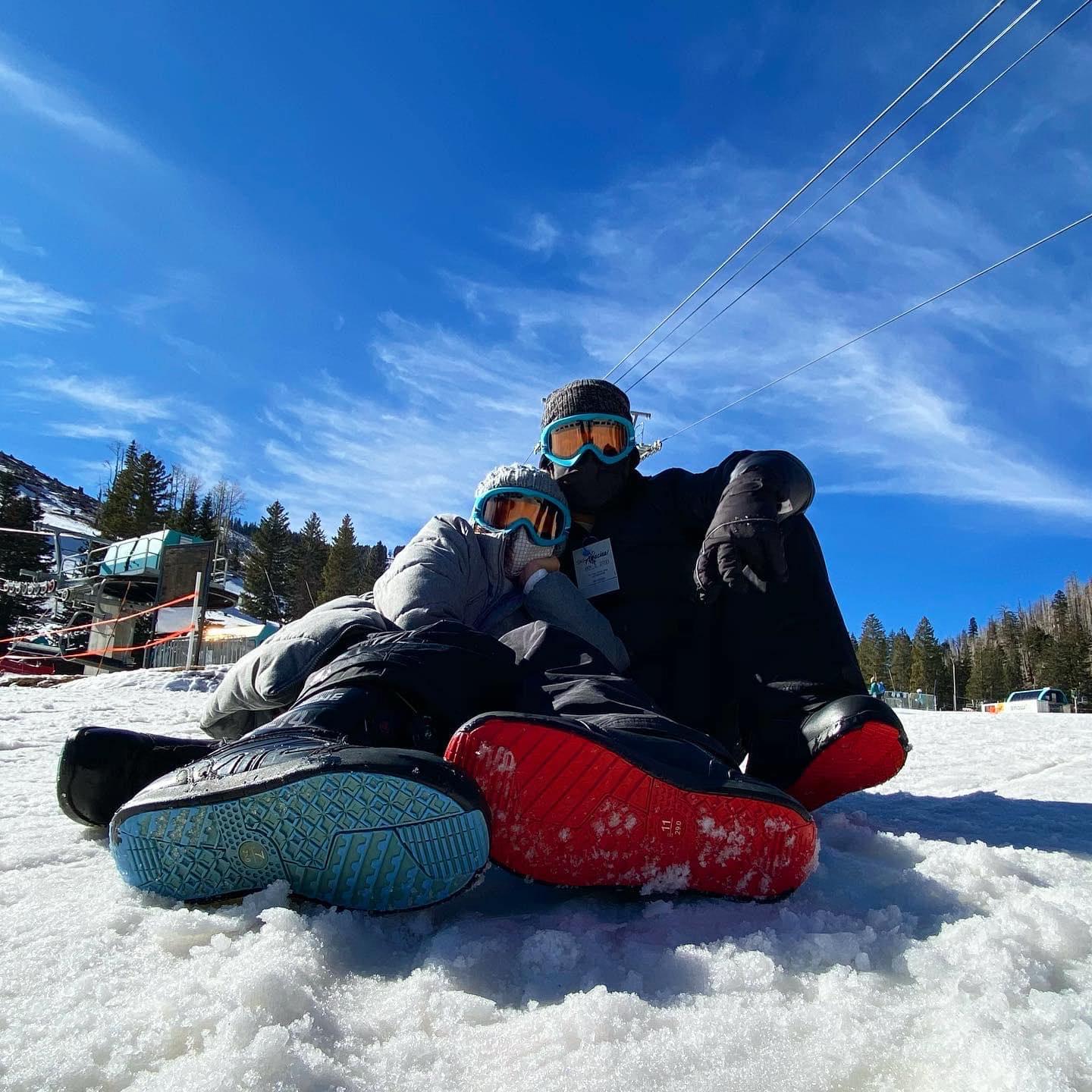 First time snow boarding where we broke our butts.
Nuestra segunda ves yendo a Ruidoso NM solo nosotros juntos. Y primera ves de hacer snowboarding donde no nos fue tan bien jaja