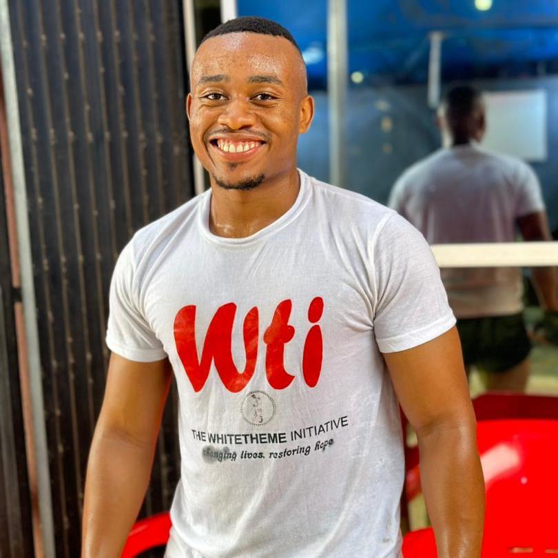 Hi, My name is Obinna, (if you like gym, i would pull up with my pin and burst your muscle...lol) ladies am joking, please call me Markillz. i'm one of the groomsmen!