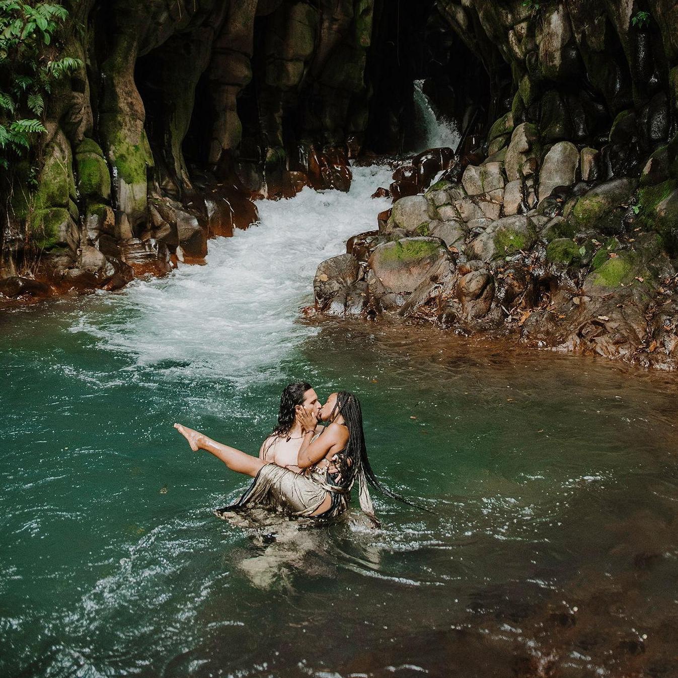 Mi Luna con su suave luz ilumina mi camino y me baña de ternura. Su poderosa influencia mueve mi mundo y hace florecer la tierra árida. La luna es dueña de mi corazón.