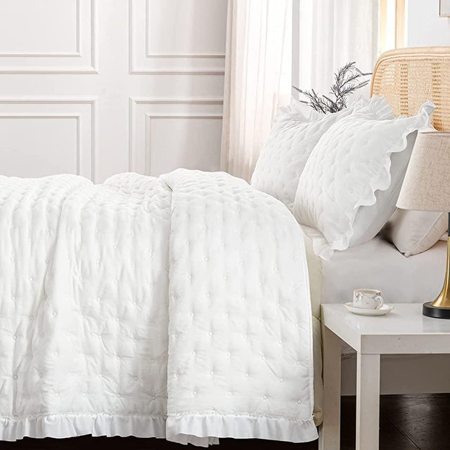 HIARUO 3-Piece Queen Quilt Set - Soft Warm Ultrasonic Reversible Pleated Ruffled Coverlet Bedspread Set (90 x 90 Inch) with 2 Pillow Sham (20 x 26 Inch), White