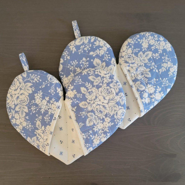 Quilted Heart Oven Mitts: Pastel Blue Floral Pot Holders (Set of 2)
