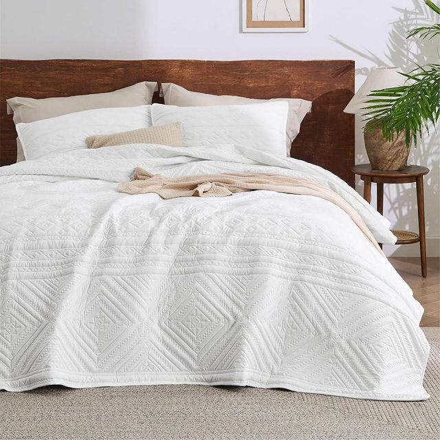 Bedsure Boho Quilt King Size - Lightweight Bedspread King Size with Geometric Stitched Pattern, White Farmhouse Soft Bedding Set Coverlet with 2 Pillow Shams for All Seasons, 106x96 inches