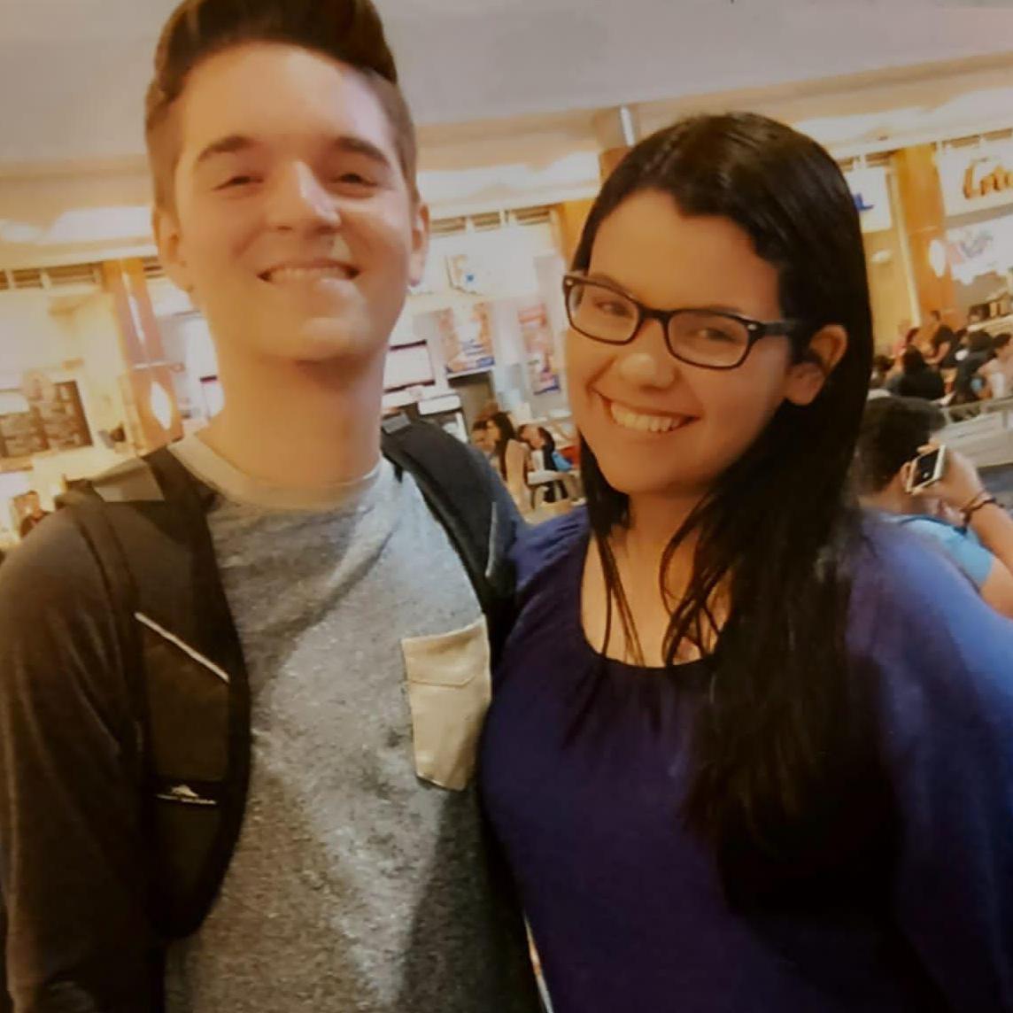 04・febrero・2017
Nuestra primera foto juntos, no oficial, nos las tiró una ex-compañera de la high con la frase "future lovebirds" (cuando Snapchat era la moda).
