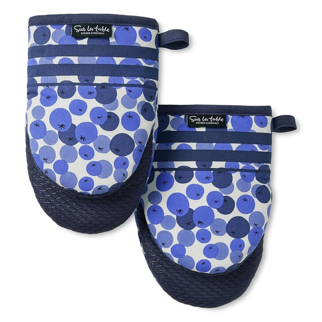SUR LA TABLE Kitchen Essentials Fresh Blueberries Fruit Mini Oven Mitt 2-Pack Set, Heat Resistant, 100% Cotton, Flexible Non-Slip Silicone Grip, Blue/White, 5.5"x8"