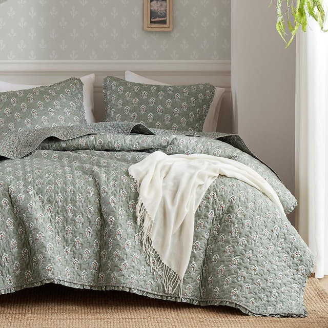 Madison Park Vintage Floral Quilt Set King Size, Reversible Bedding & Lightweight Bedspread Set, Traditional Block Print Coverlets with Ruffled Edge, 3-Piece with 2 Shams, Sage Green