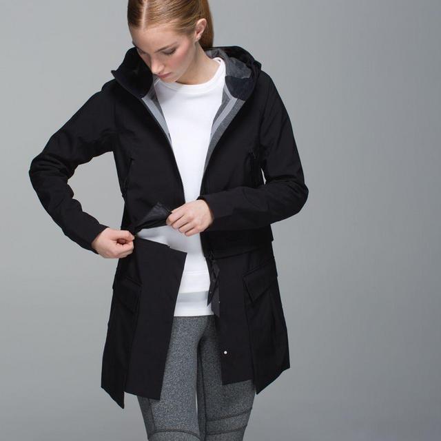 Lululemon Rain Or shine Jacket Black Size 6