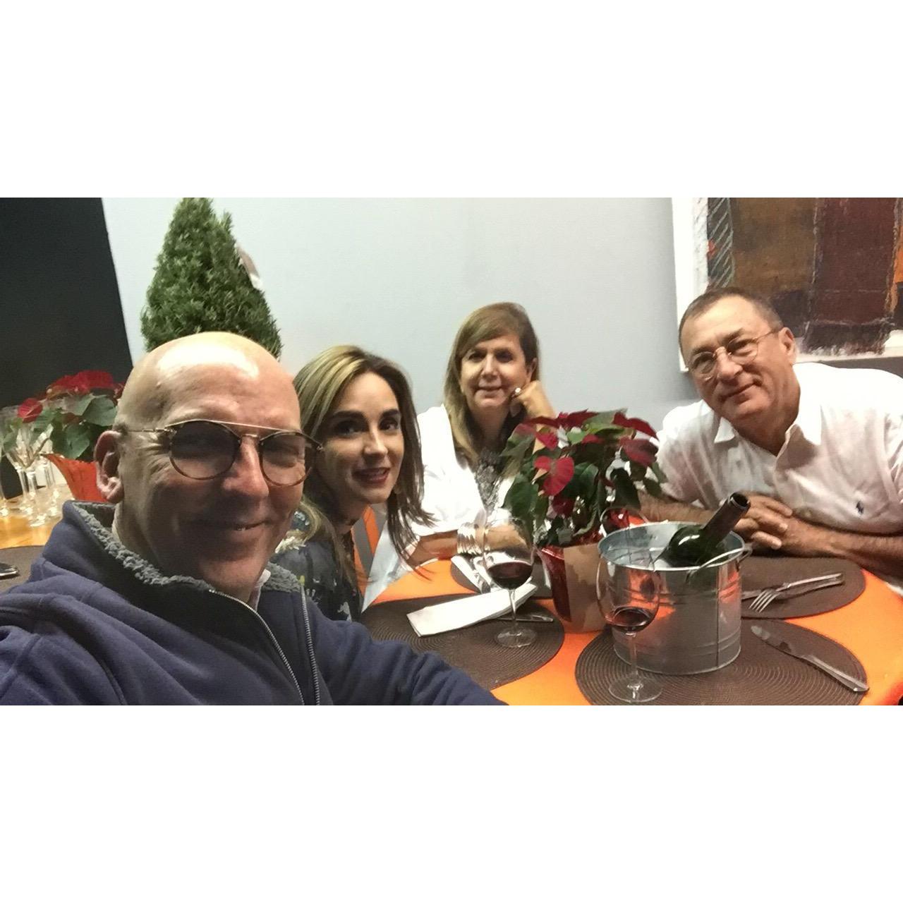 Pasándola rico con nuestros amigos Michael y Cirabel Barron.